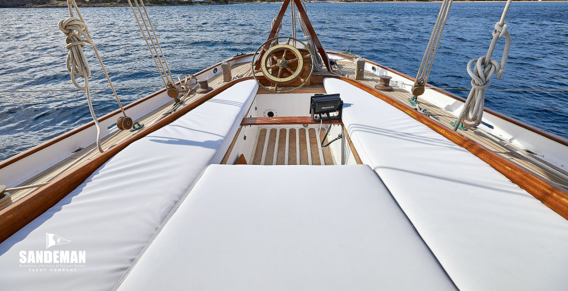 Cushioned cockpit view aft