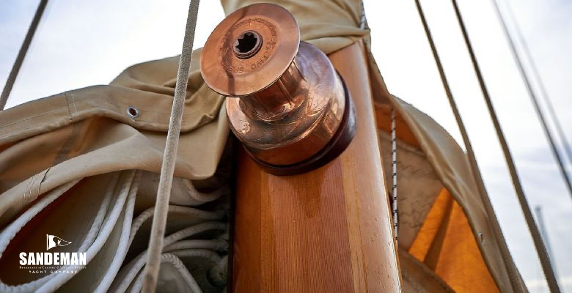 Mast and halyard winch