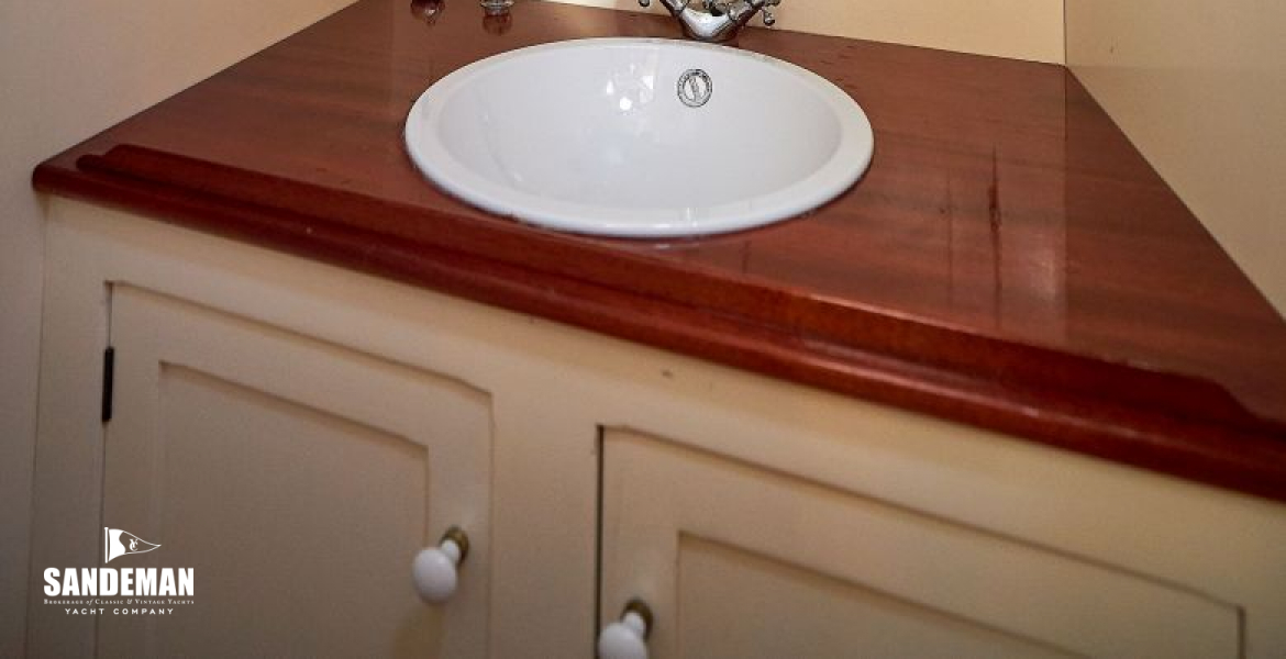 Fore cabin wash basin and stowage