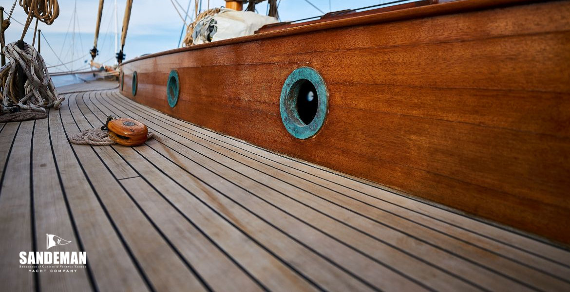 Port side deck and trunk cabin v fwd