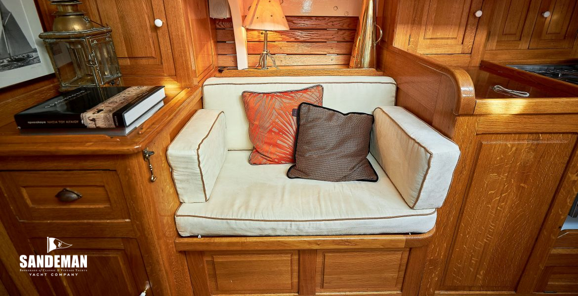 Saloon stbd fwd seating