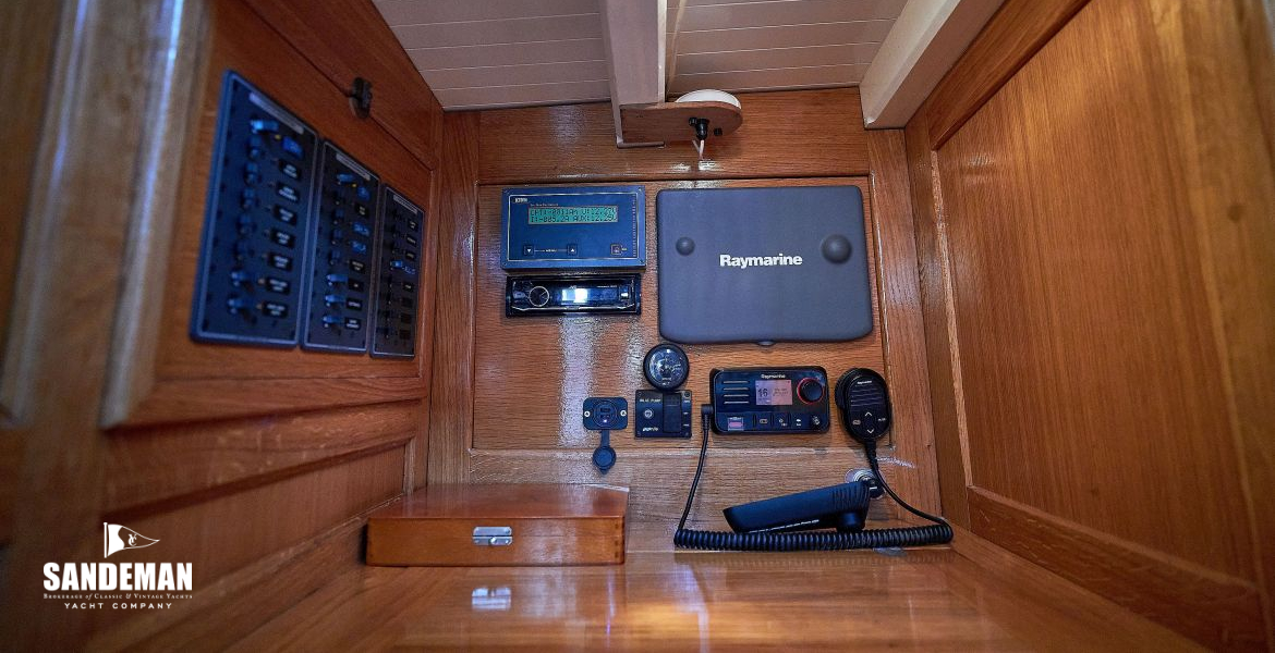 Nav station to port