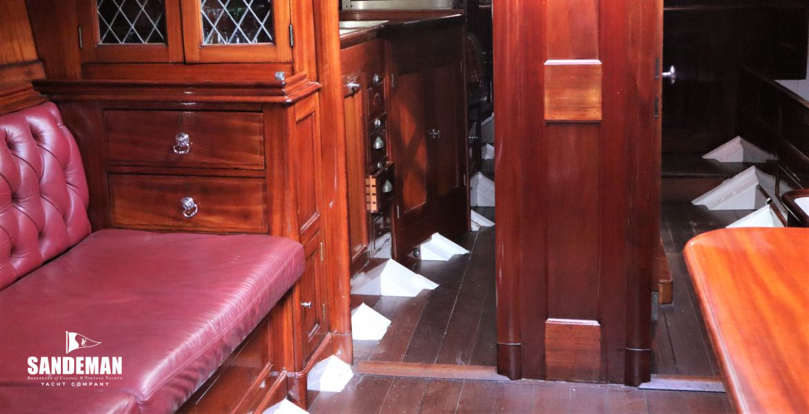 Passage to galley and forepeak