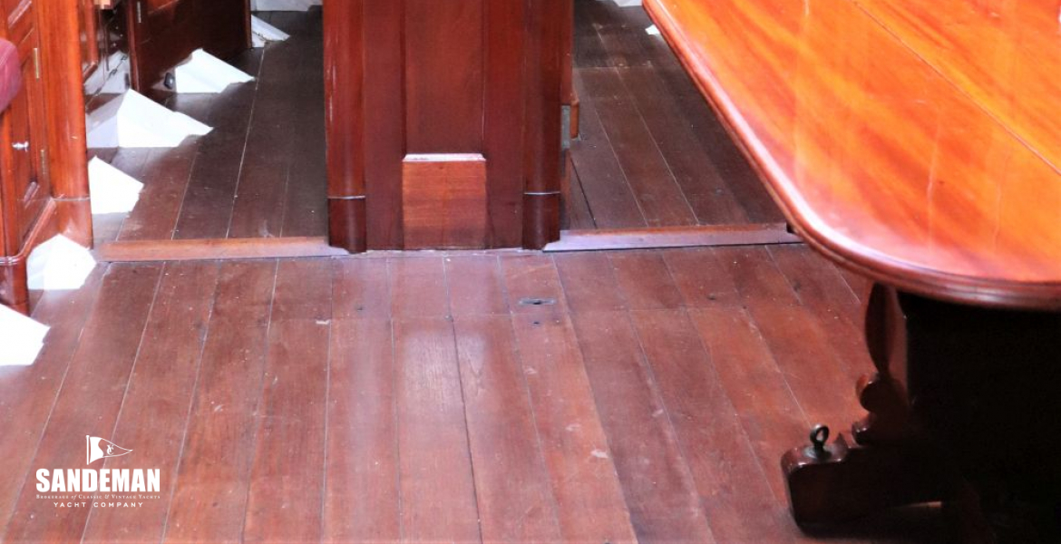Saloon view fwd to fwd accommodation