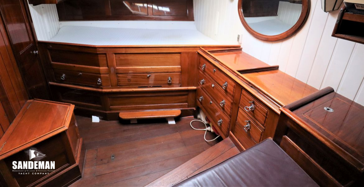 Master cabin view to stbd & door to ensuite