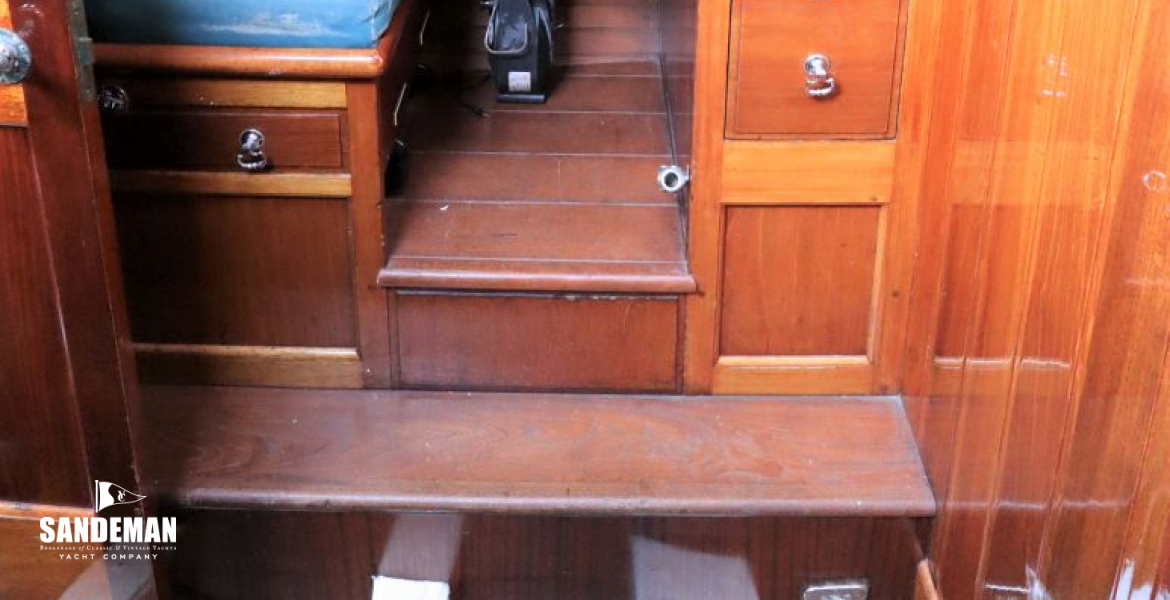 Lobby nav station to port