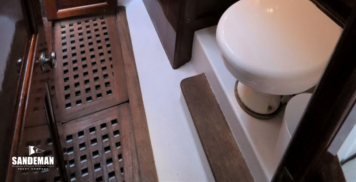 Master cabin ensuite view fwd