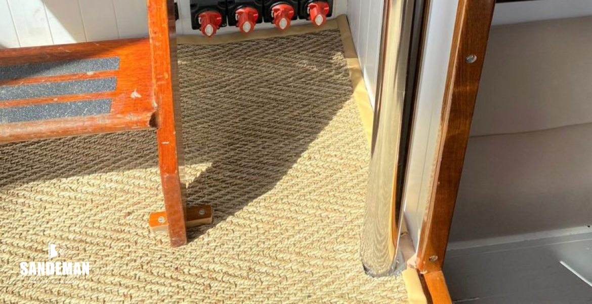 Isolation panel deck saloon