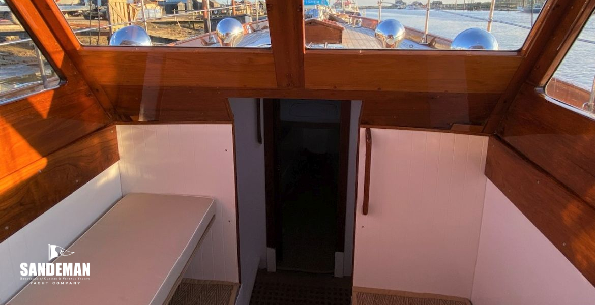 Isolation panel deck saloon