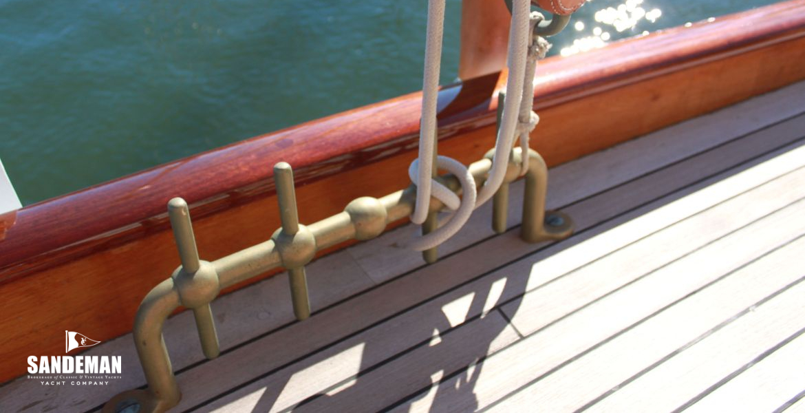 Pin rail port side