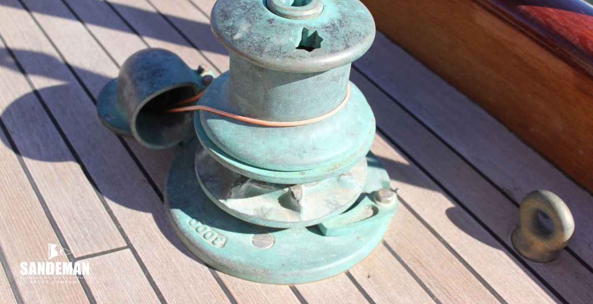 Anchor and mooring windlass