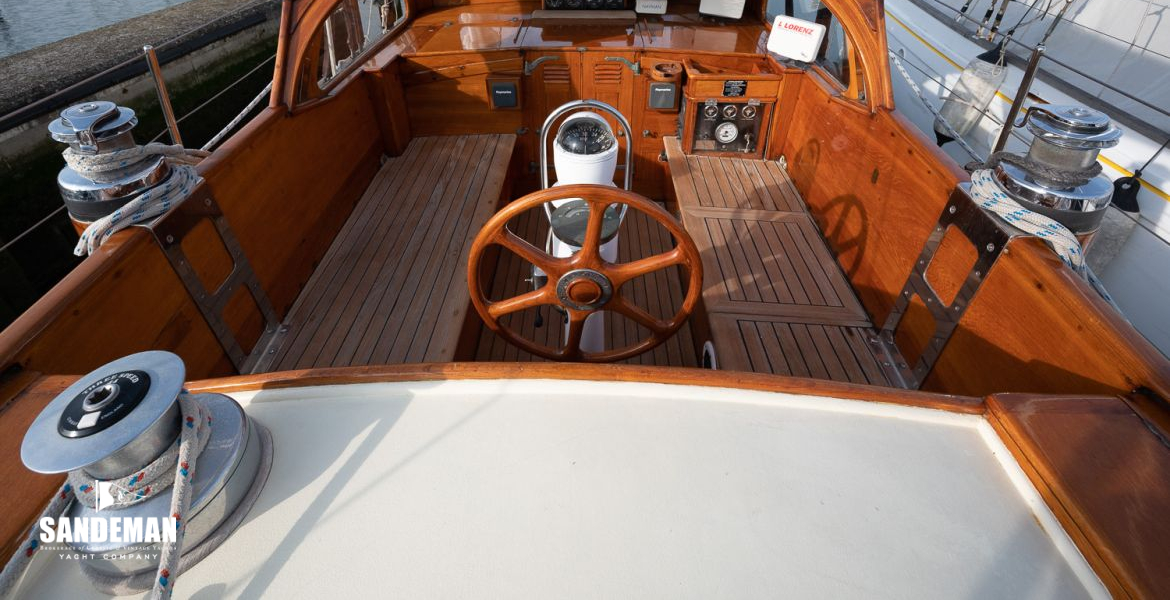 cockpit view fwd from aft cabin