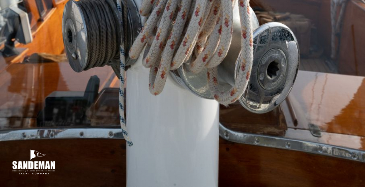 Mast halyard winches