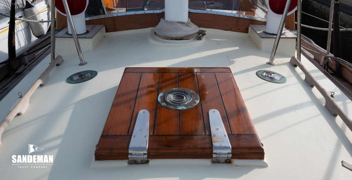 Hatch over saloon view aft to doghouse