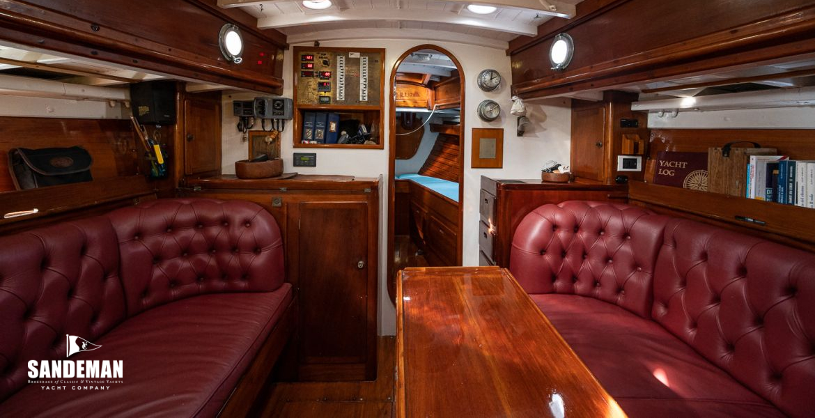 Saloon dining table view fwd
