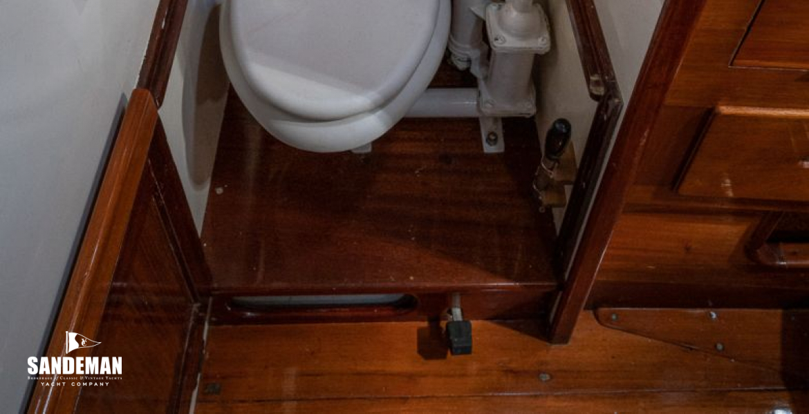 Aft cabin commode as WC