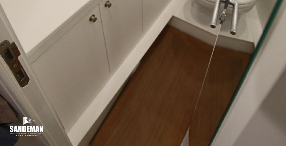 Fwd port guest bunk cabin en-suite