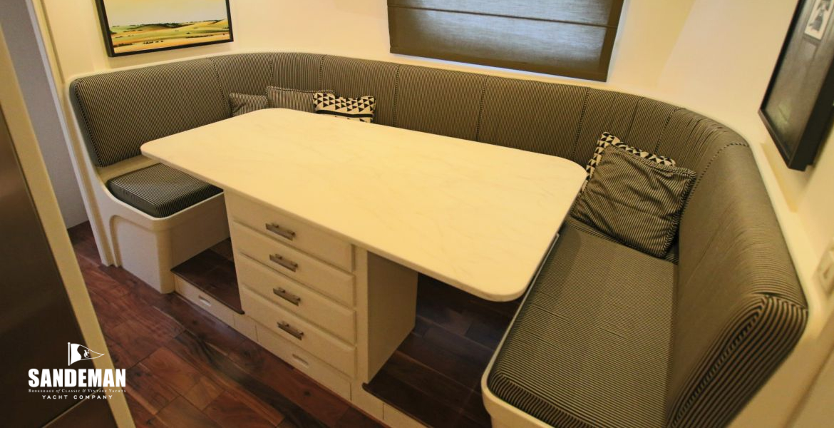 Dining area to starboard