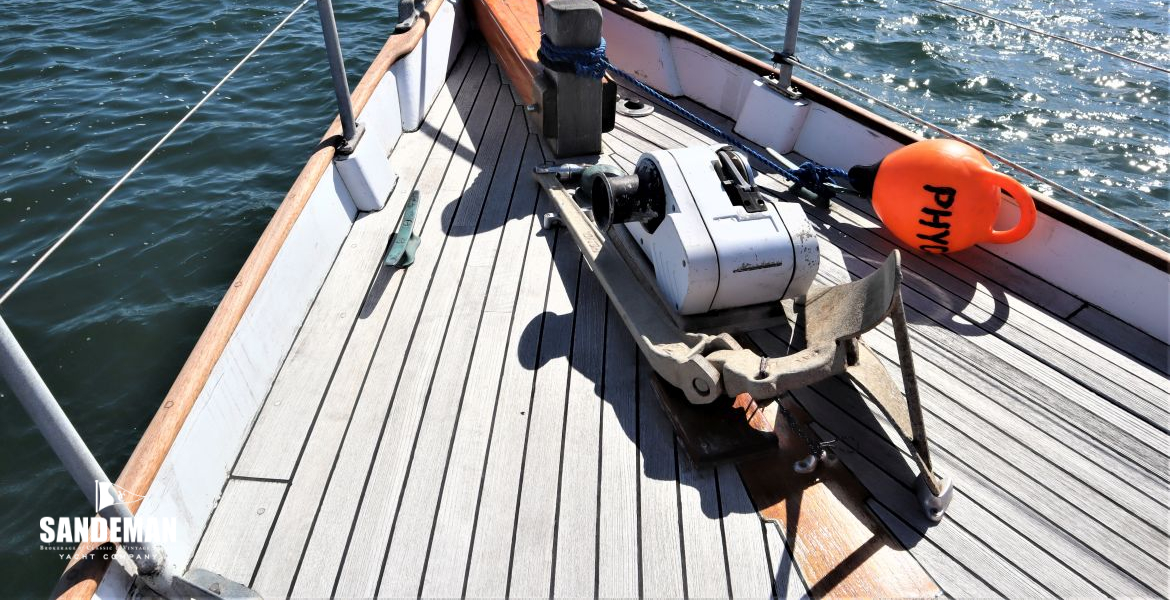 Foredeck view forward