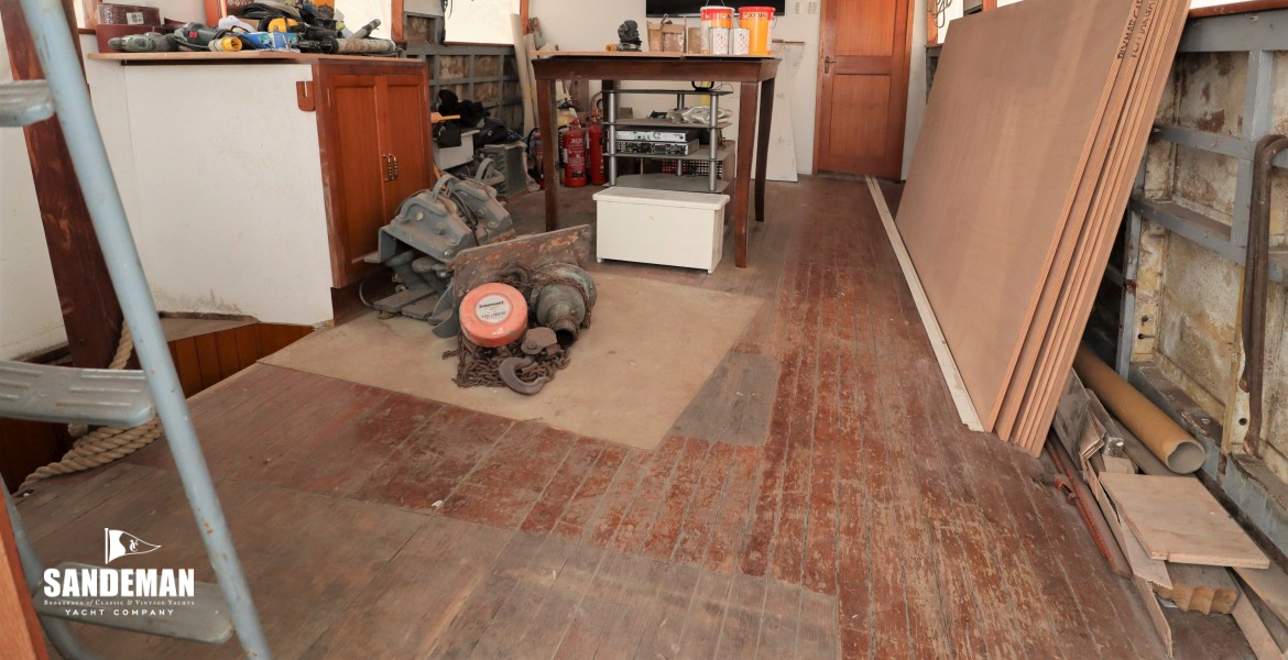Deck saloon view fwd
