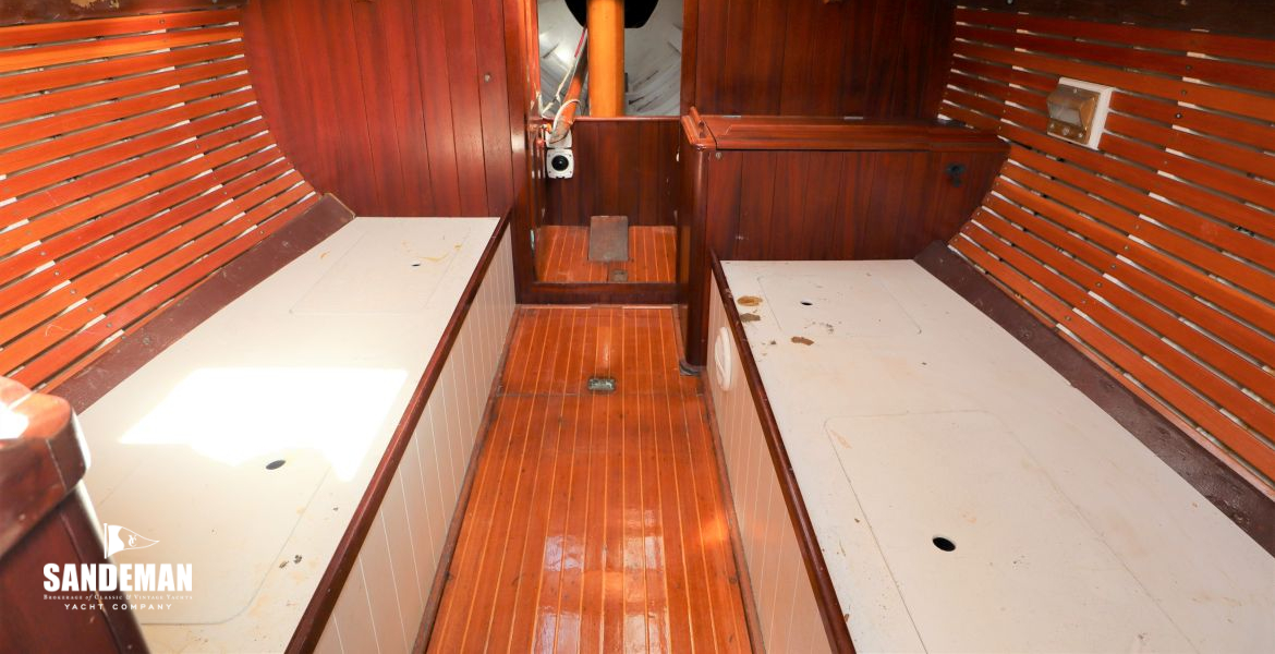 Saloon view forward