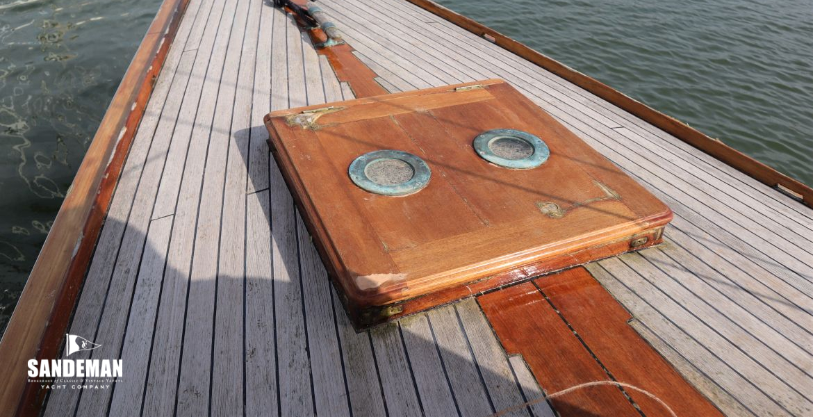 Foredeck view forward