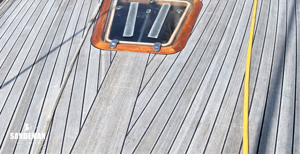 Foredeck view aft