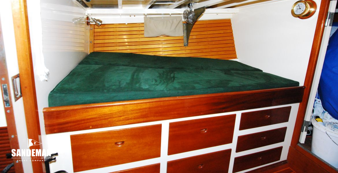 Forecabin double berth to port