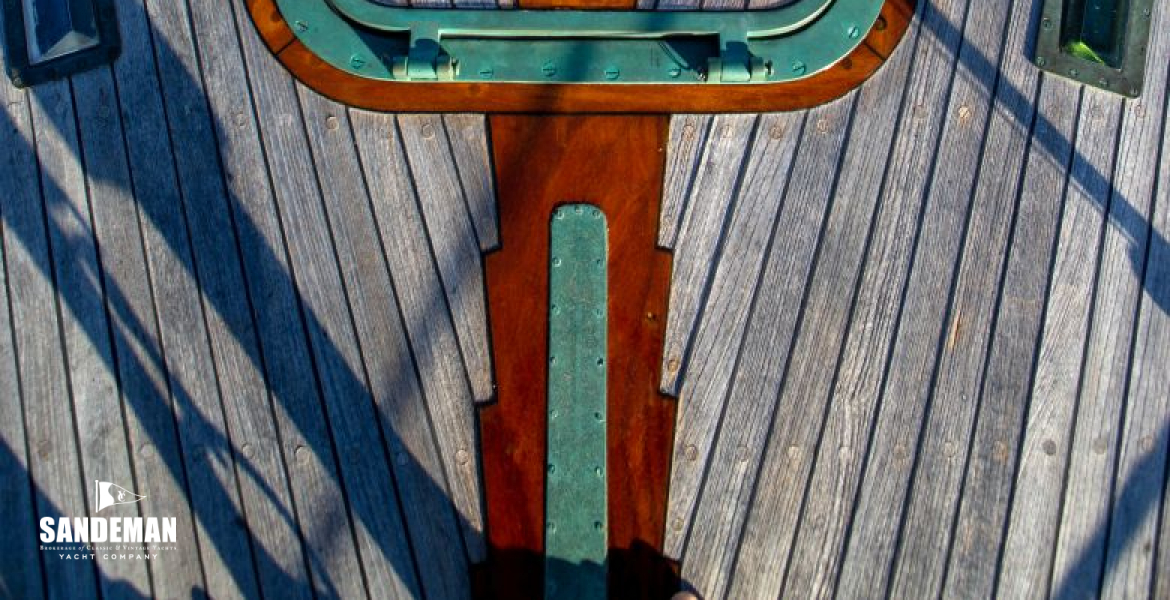Foredeck view aft