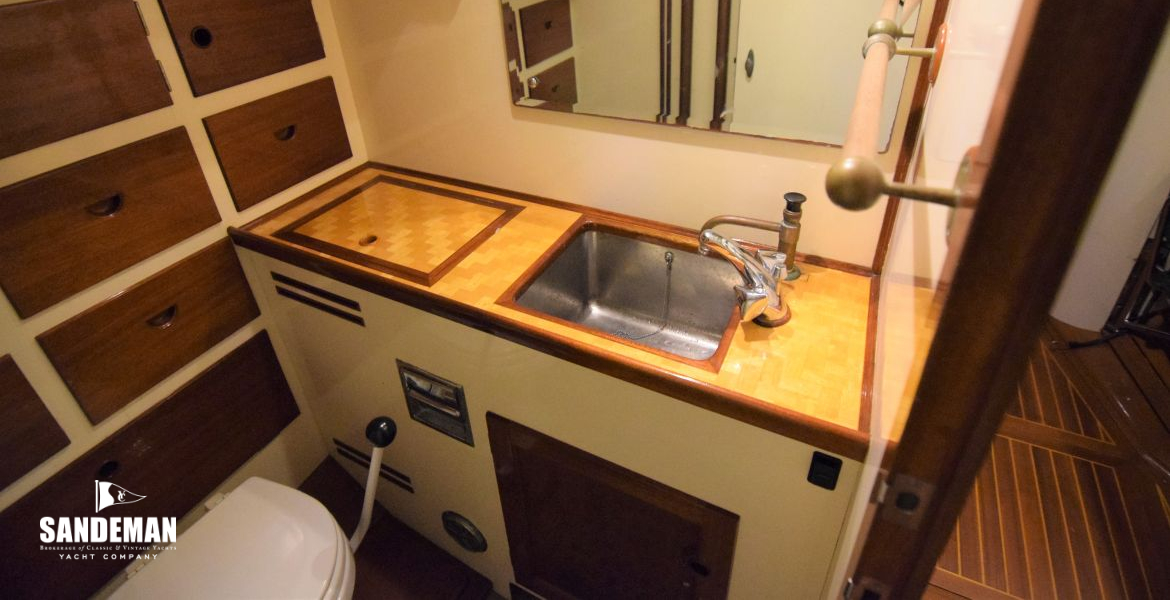 WC Compartment to port view forward