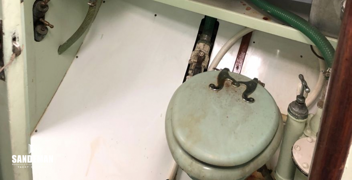 WC Compartment to starboard