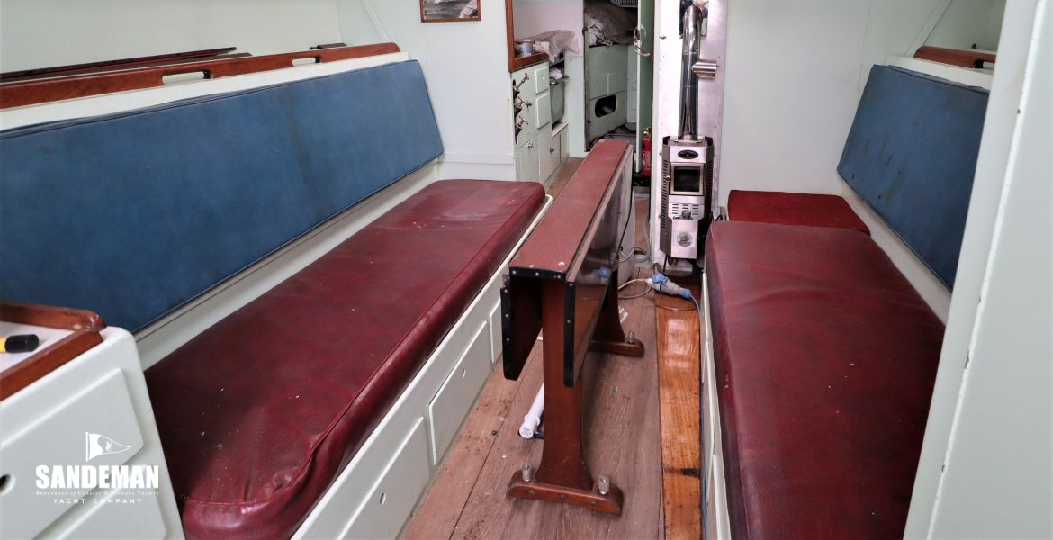 Saloon view forward