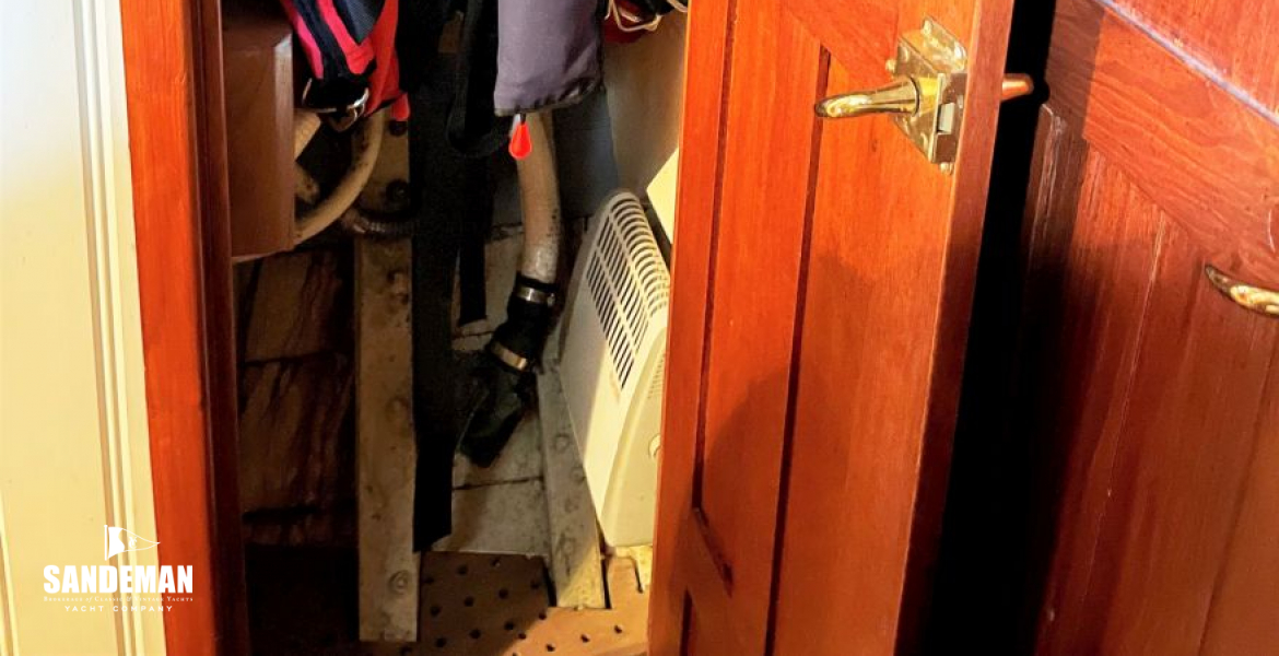 Wet gear locker to port