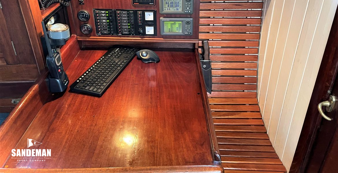Chart table to starboard
