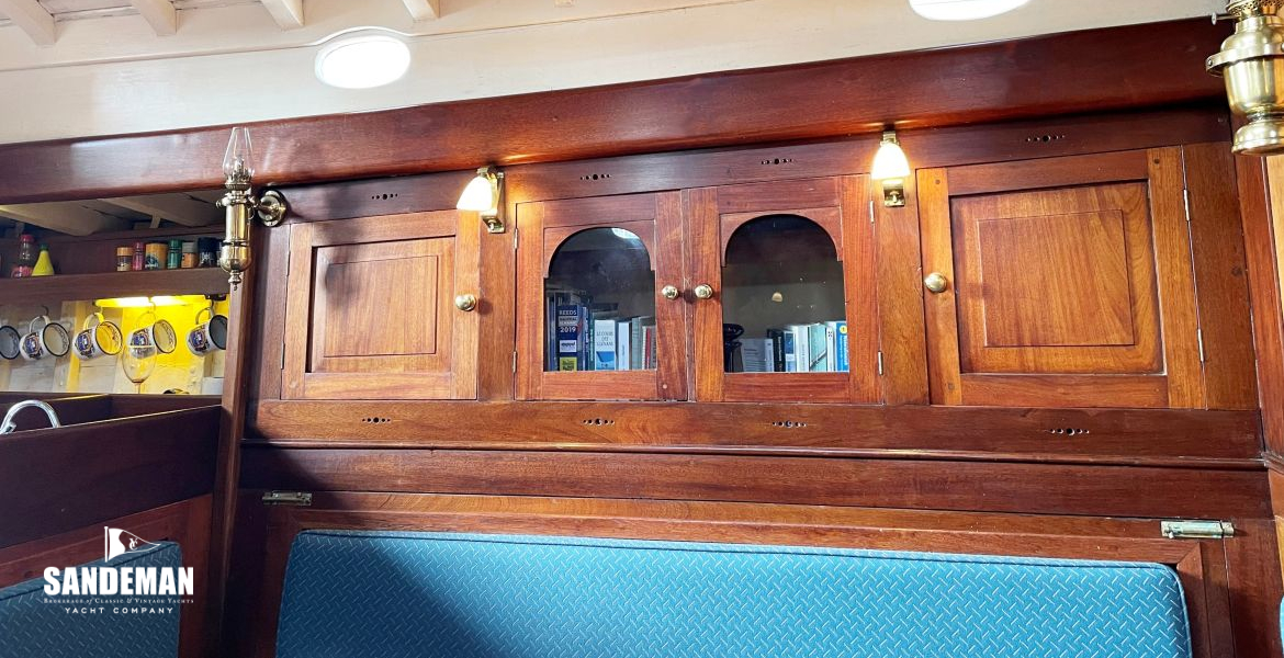 Saloon to port aft