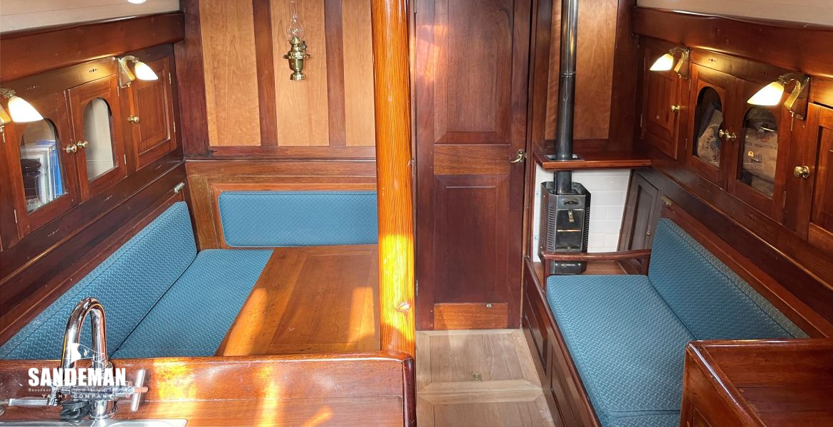 Saloon view forward