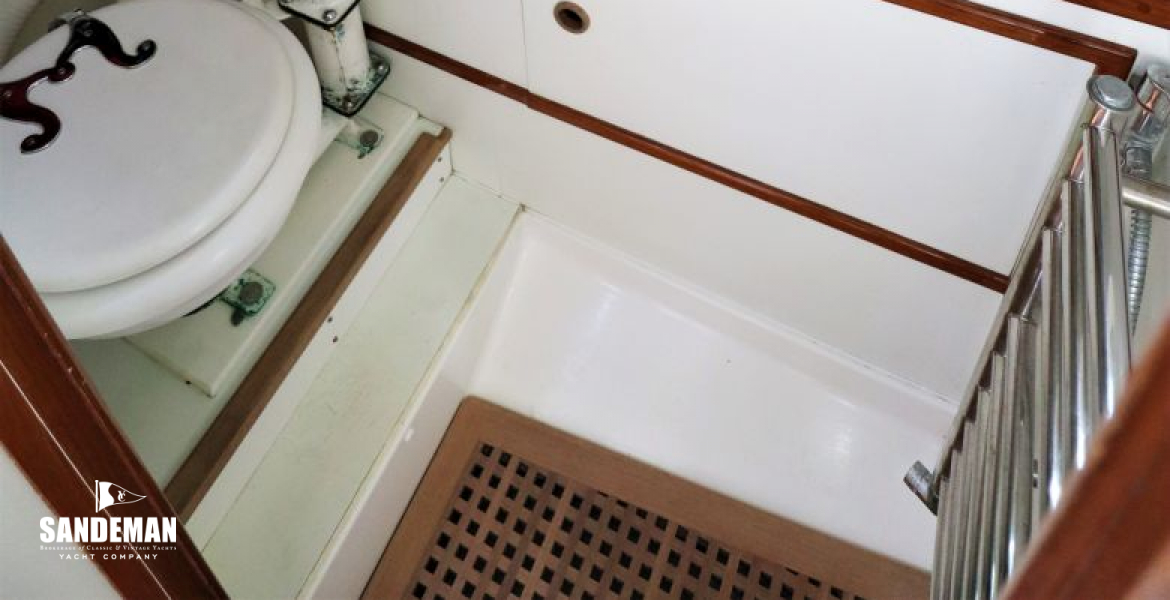 WC/shower compartment to port