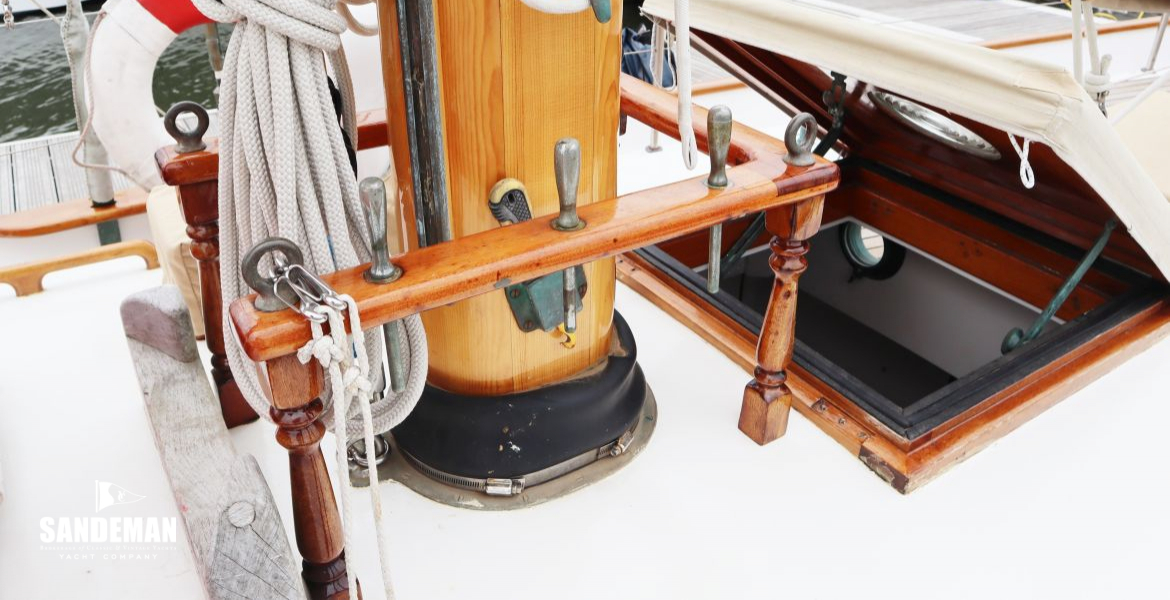 Main mast and forehatch details