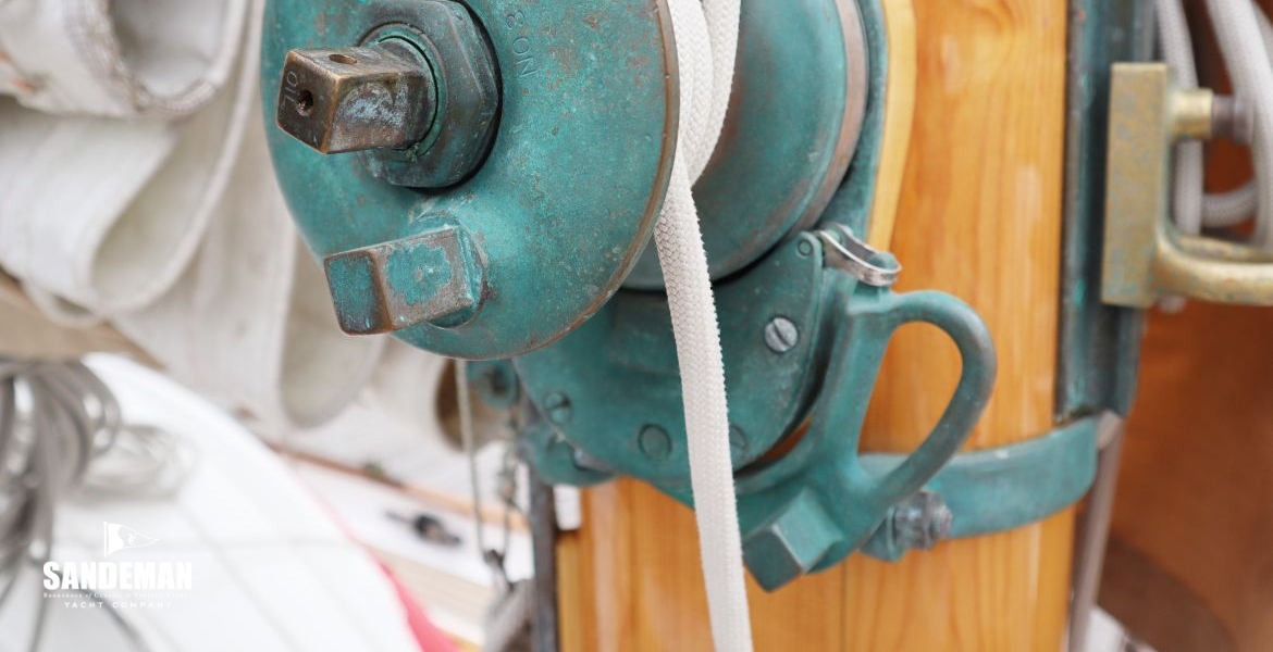 Main mast captive halyard winch