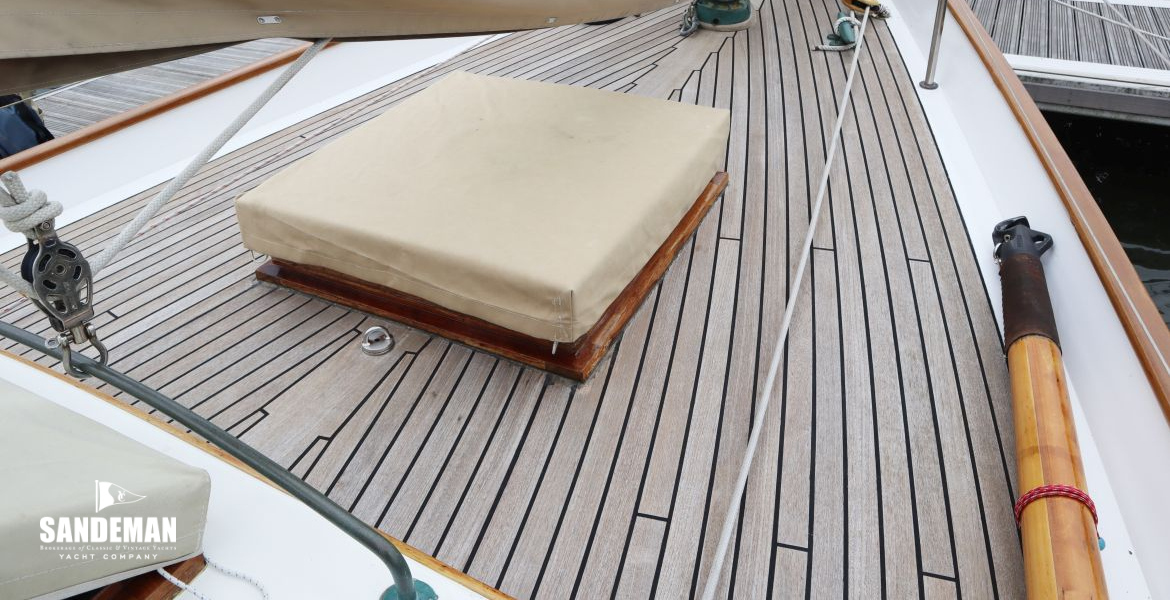 Foredeck view forward