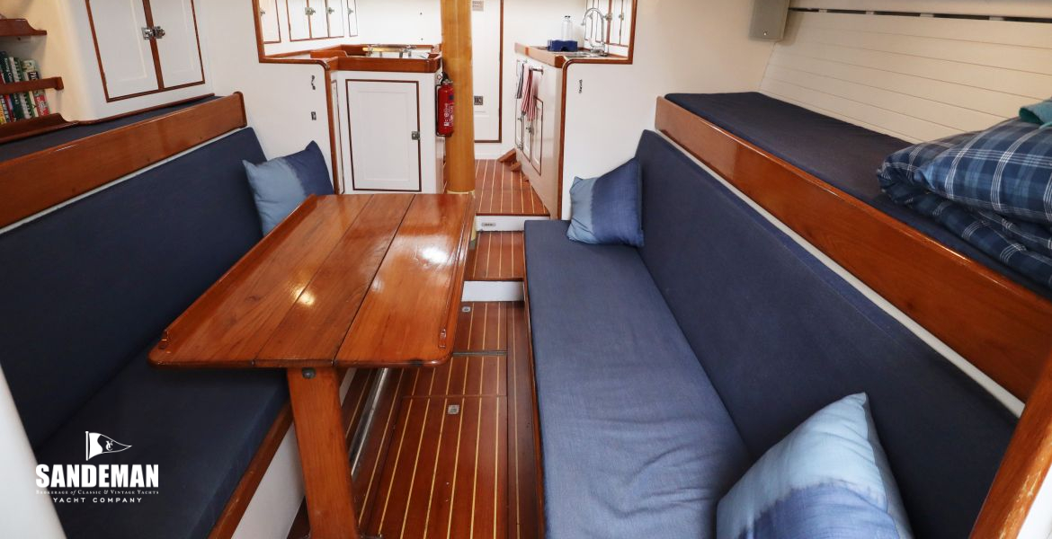 Saloon view forward