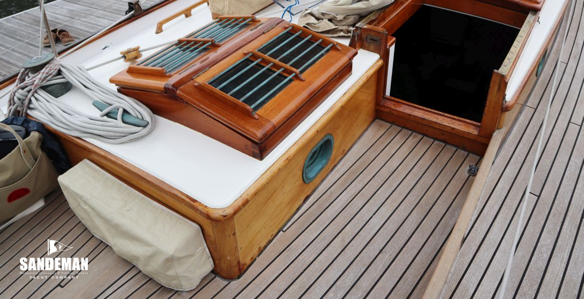 Trunk cabin and companionway