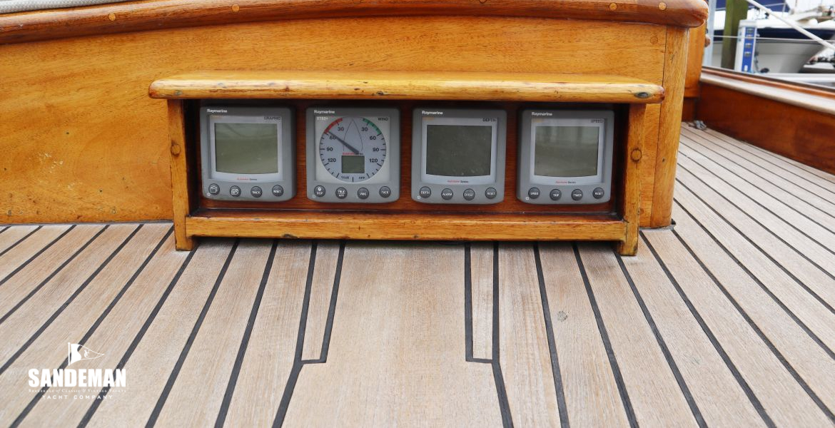 Repeaters at cockpit