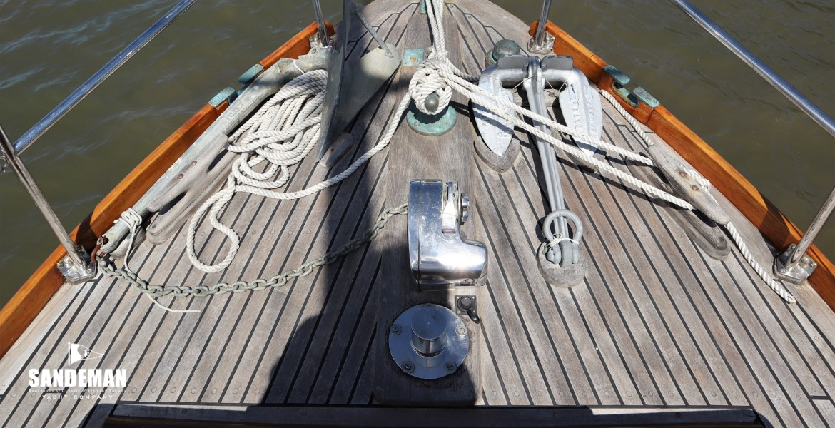 Foredeck view forward
