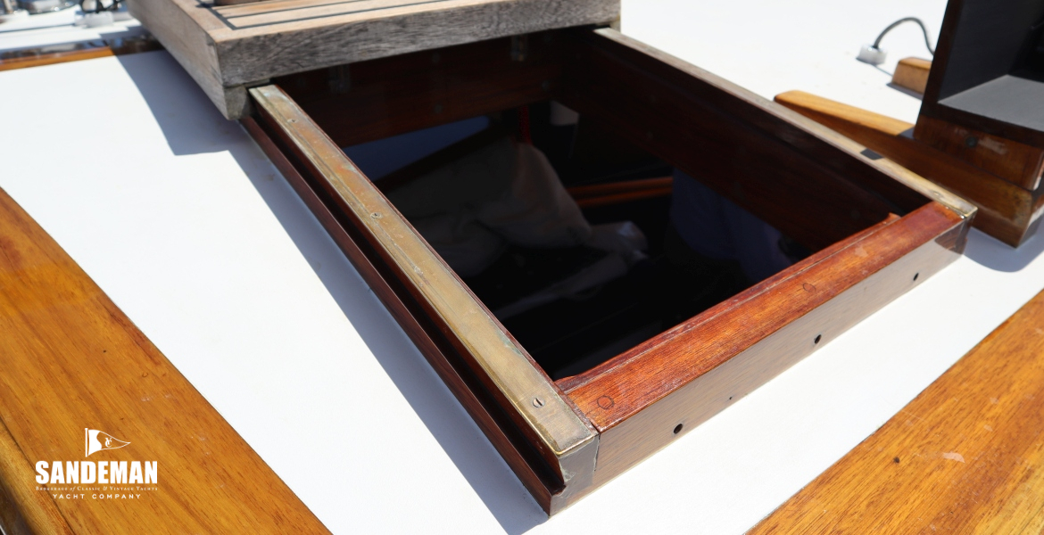 Sliding hatch over helm position