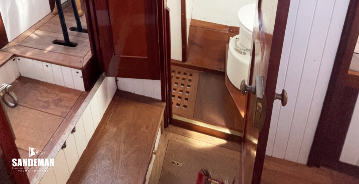 View to WC/ Shower Compartment to port