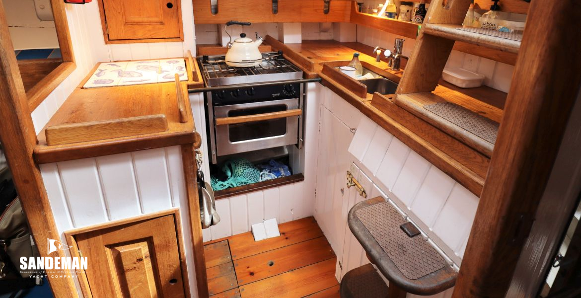 Galley to starboard