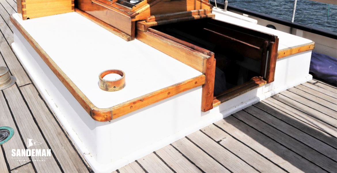 Mid companionway to accommodation