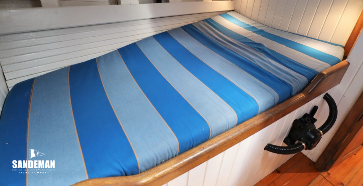 Fwd cabin double berth to starboard