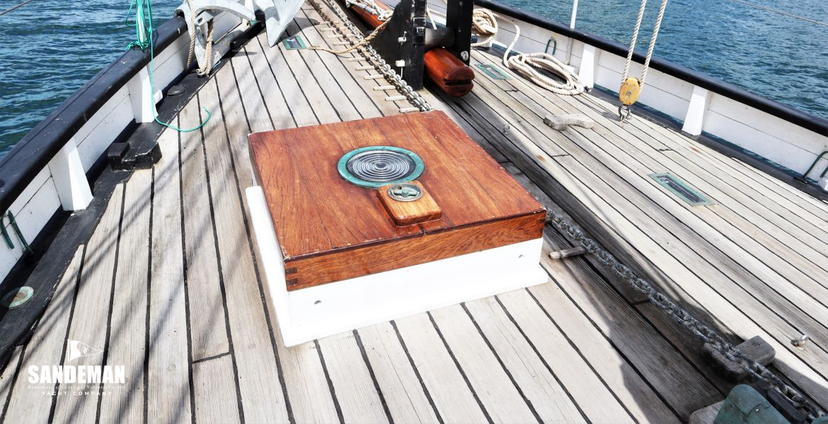 Foredeck view forward